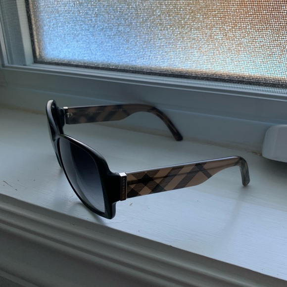 COPY - Burberry sunglasses - Picture 2 of 3